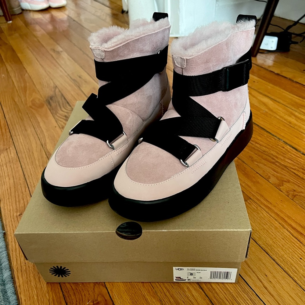 Ugg Buckle Boom New in Box, size 8